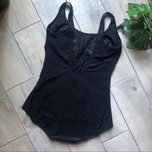 Gottex front skirted side swept ribbed one piece bathing suit black. Size 14. - Picture 6 of 11